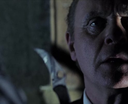 Hannibal sosteniendo una Spyderco Harpy