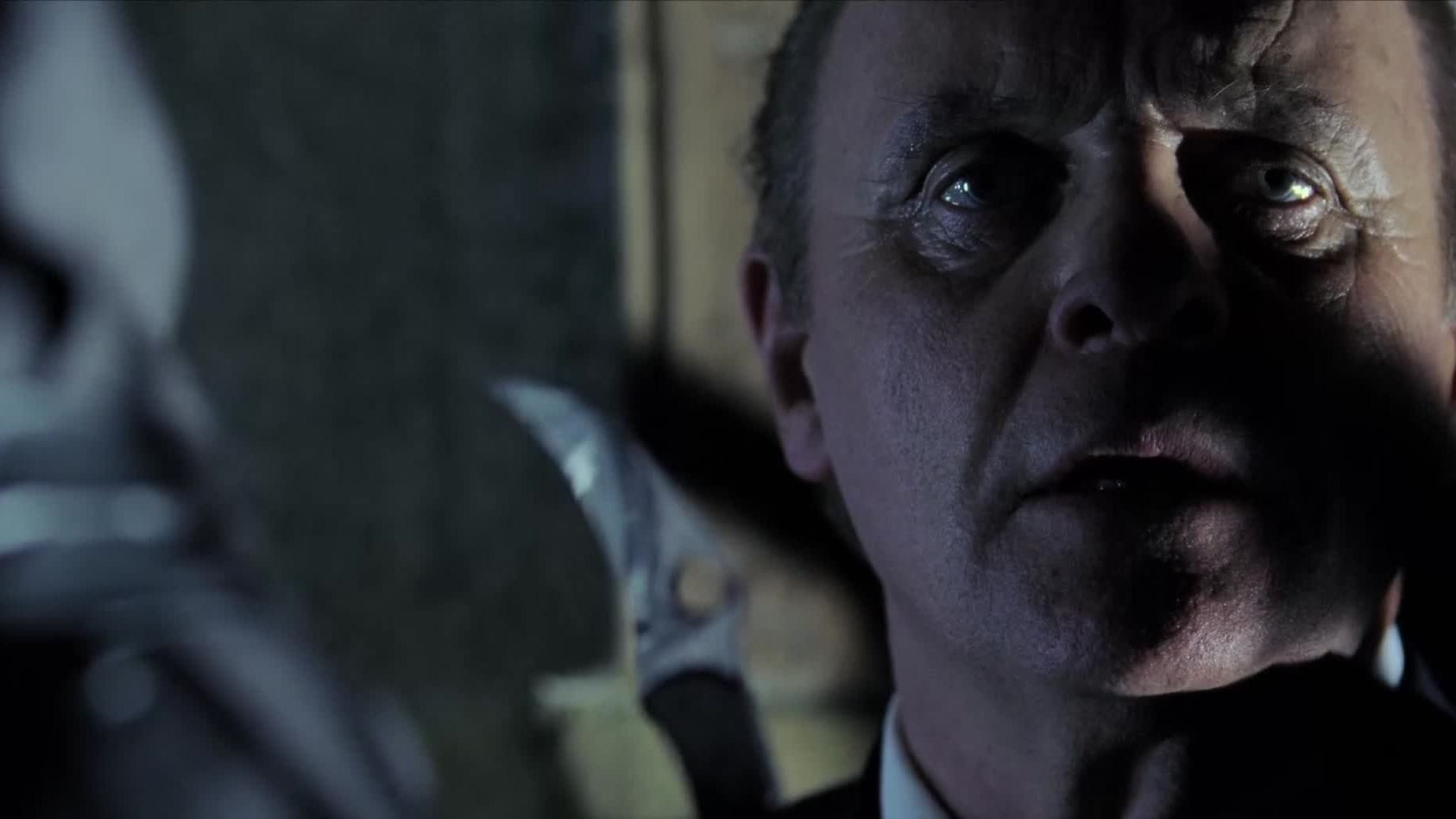 Hannibal sosteniendo una Spyderco Harpy